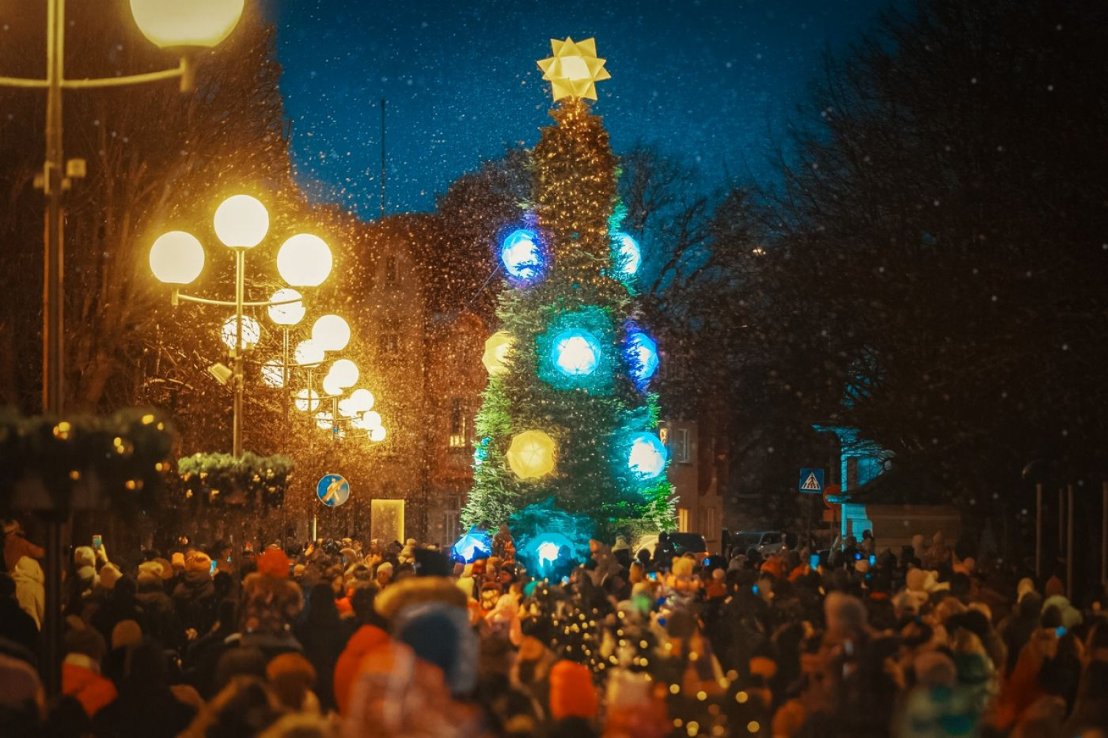 Ziemassvētku egles iedegšana Majoros