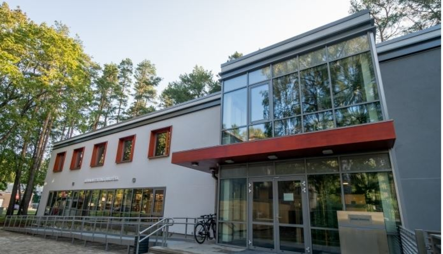 Jūrmalas Mākslas skolas audzēkņu radošo darbu izstāde “Dzejas mikrofona piezīmes”